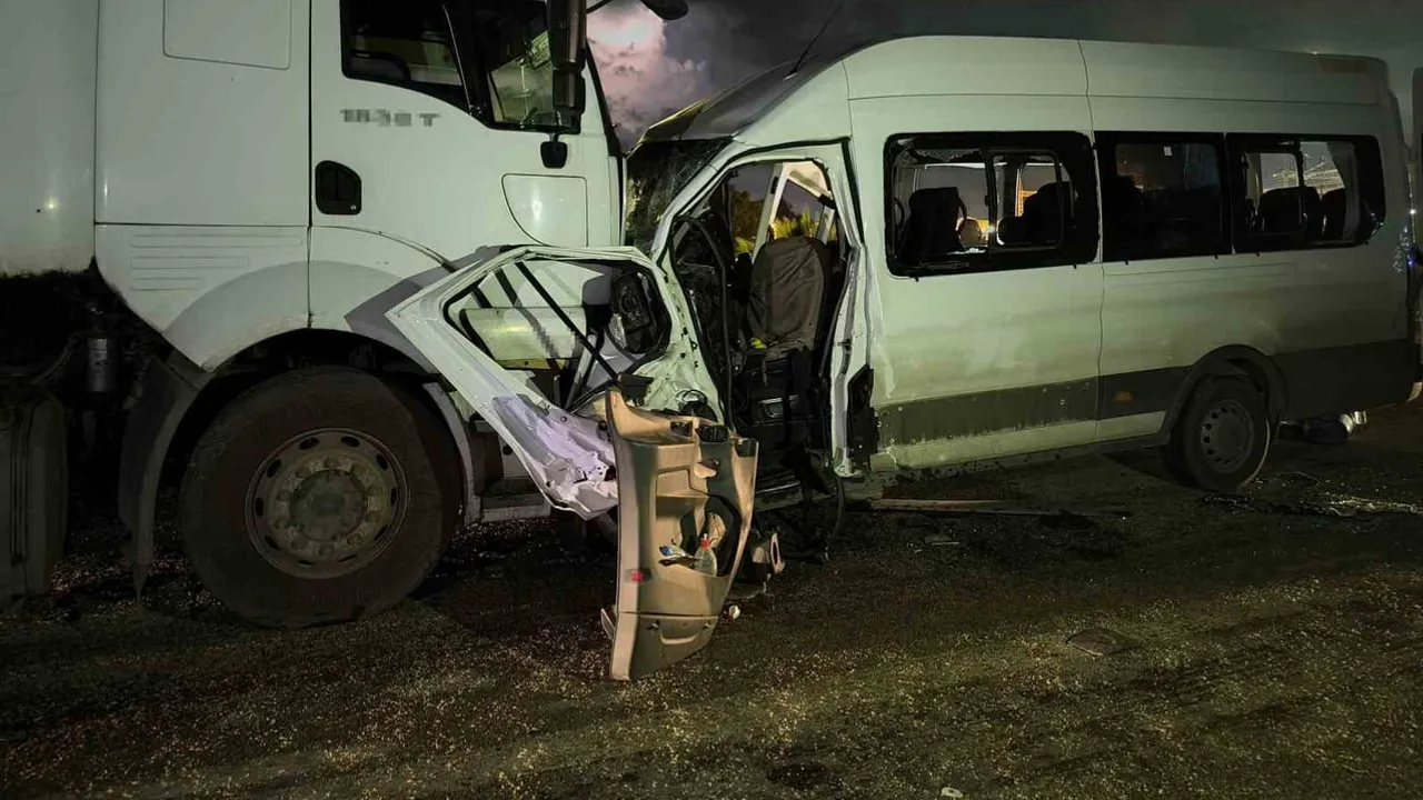 Hatay'da Erzin-Ceyhan yolunda servisle tırın çarpışması: 1 işçi yaşamını yitirdi, 15 yaralı