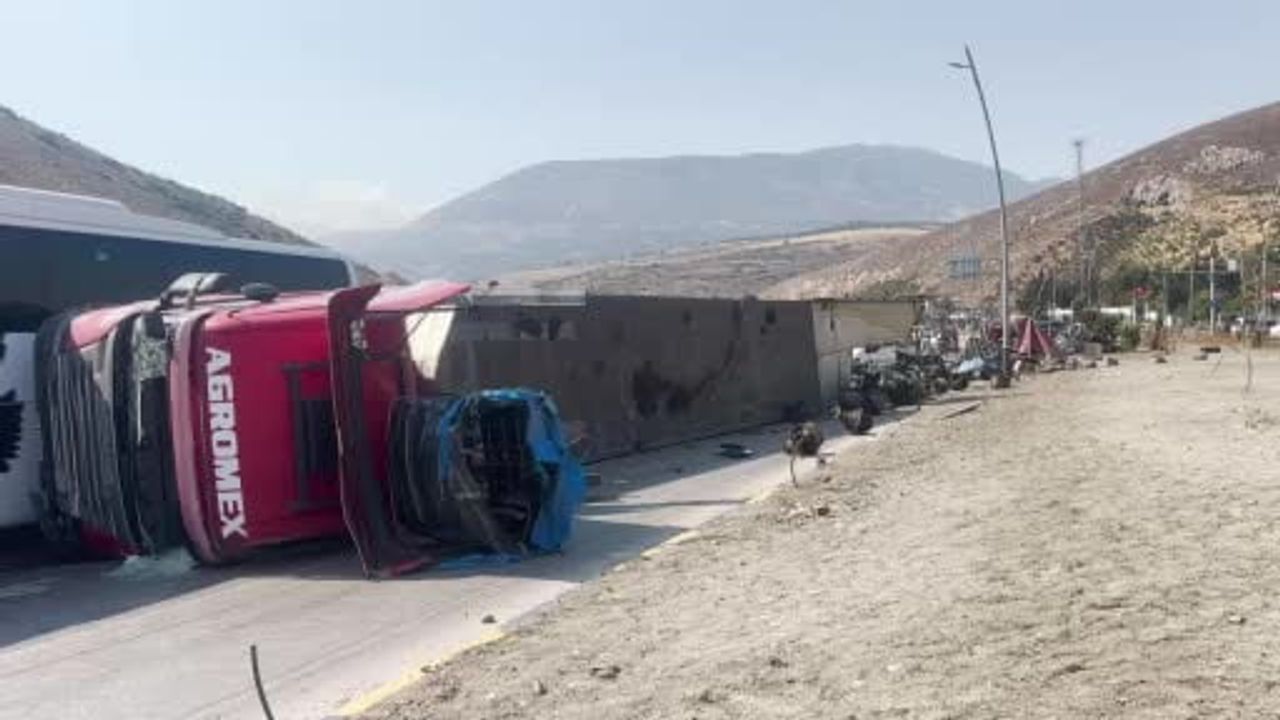 Hatay'da freni boşalan tır devrildi; iş makinesi parçaları yola saçıldı