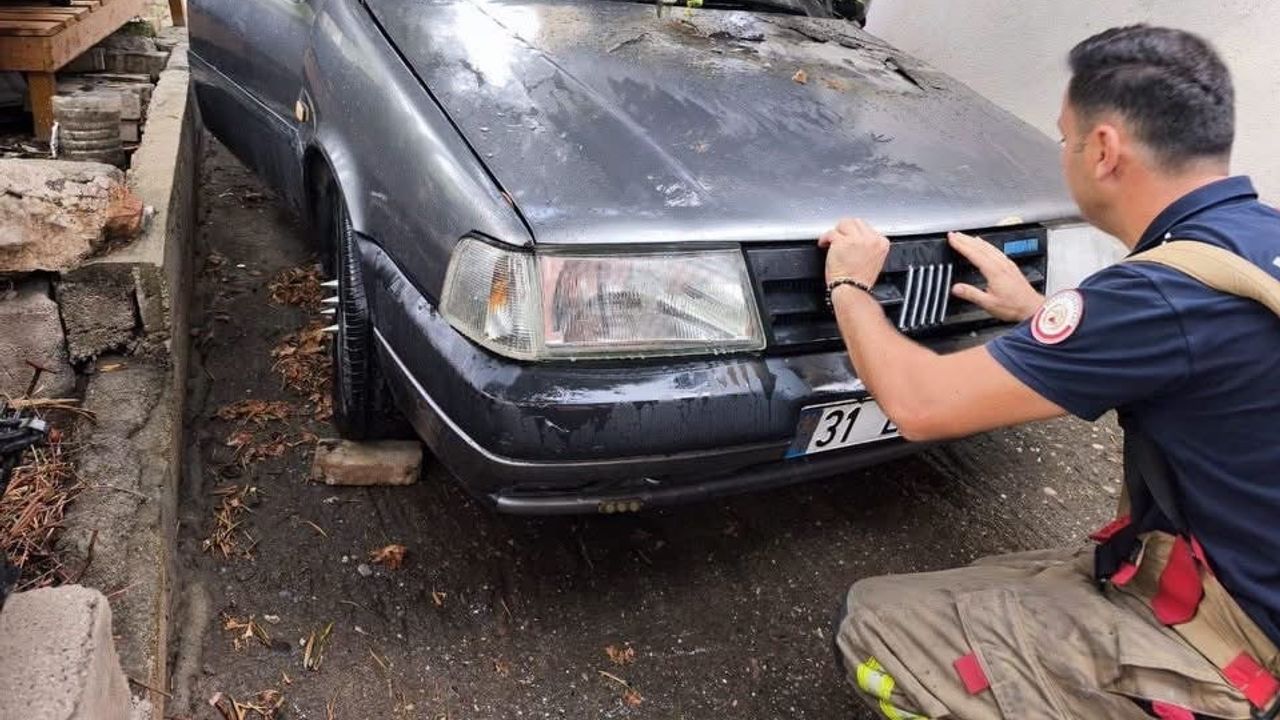 Hatay'da itfaiye ekipleri Arsuz ve İskenderun'daki araç yangınlarını söndürdü