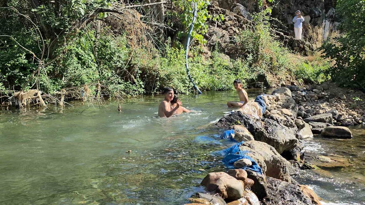 Hatay'da kavurucu sıcakta Karapınar Deresi'ni tercih eden çocuklar