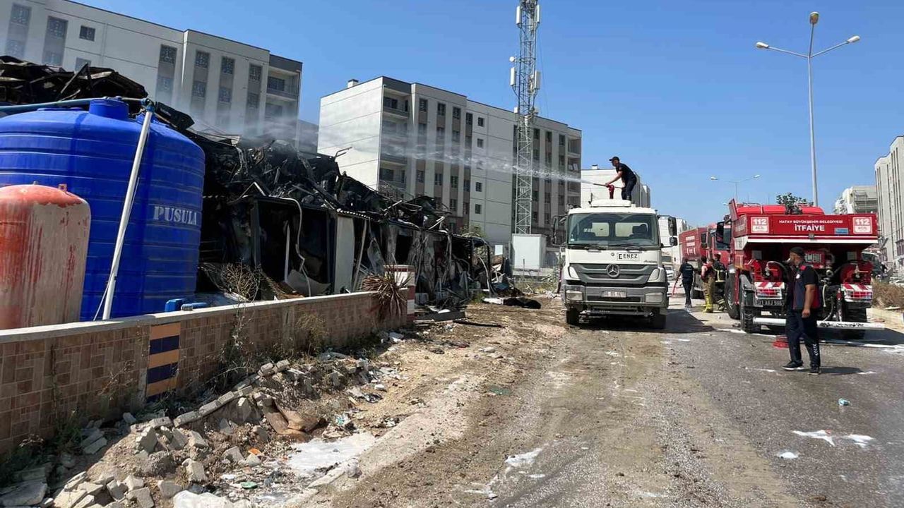 Hatay'da rüzgârın alevlendirdiği konteyner yatakhane kullanılamaz hale geldi