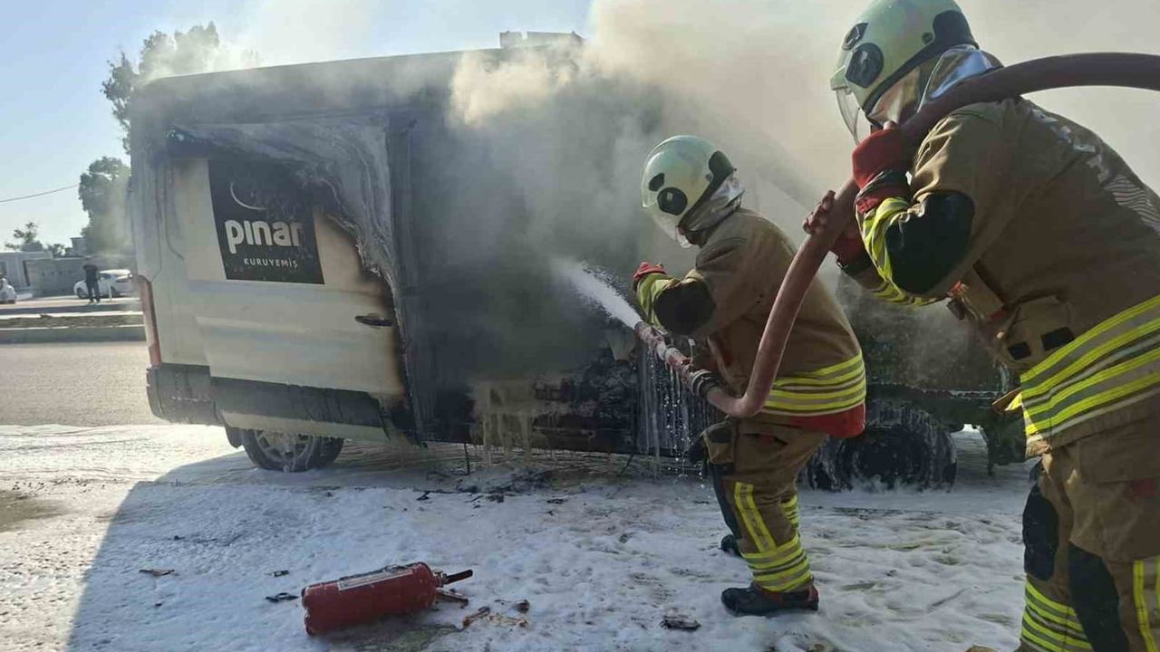 Hatay'da seyir halindeki minibüs motor yangını sonrası patlamalarla kullanılamaz hale geldi