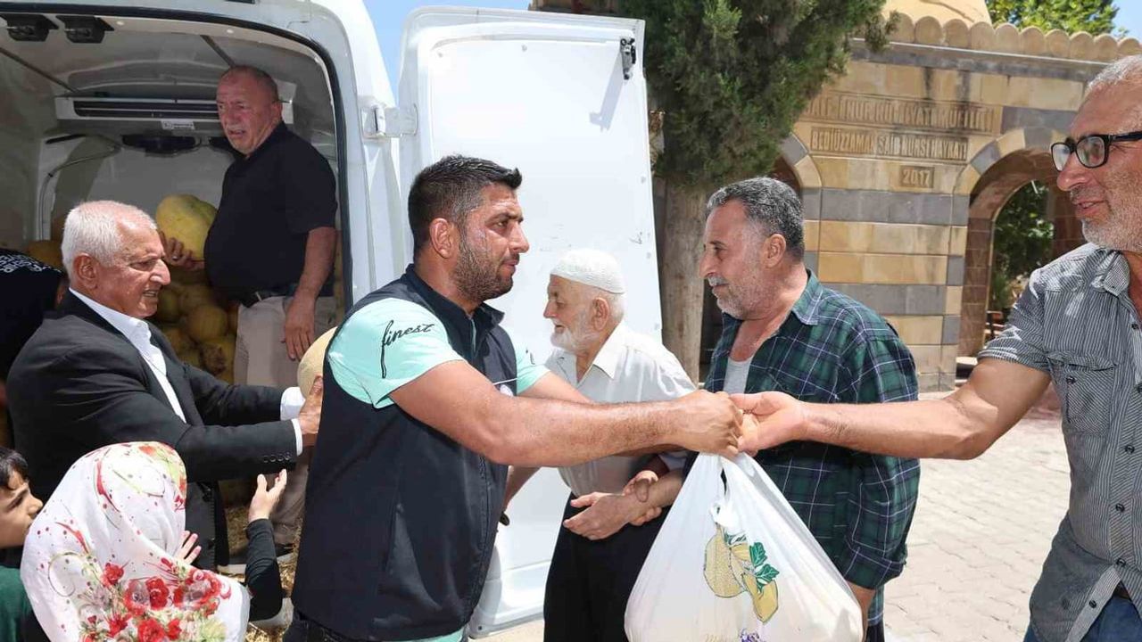 Hatay'da üretim ve dayanışma: depremzedelere 100 ton kavun dağıtıldı