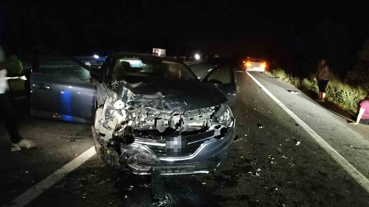 Havran'da çarpışan araçlardan yola yakıt sızdı, ulaşım kontrollü sağlandı