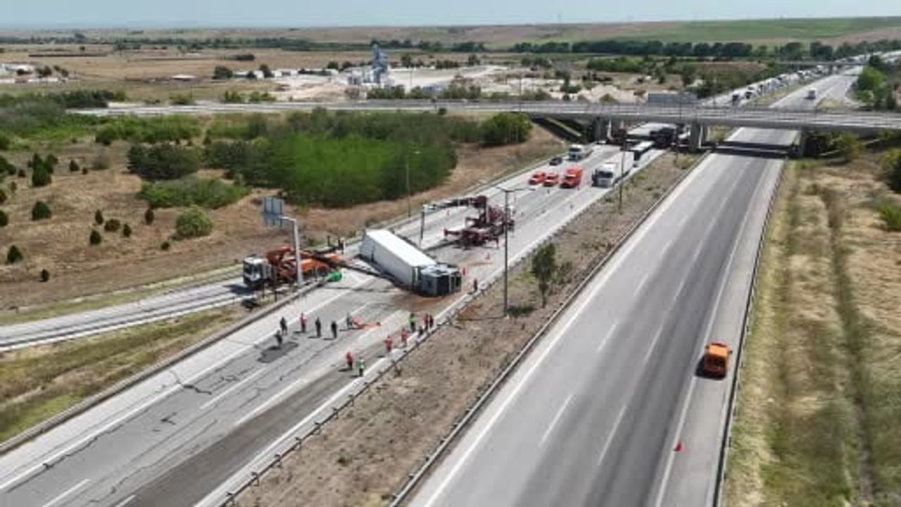 Havsa'da meyve yüklü tırın devrilmesi Avrupa Otoyolu'nu saatlerce kapattı