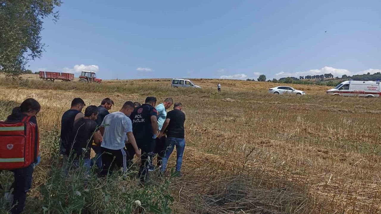 Havza'da buğday yüklü traktör 100 metre sürüklendikten sonra tarlaya devrildi: sürücü yaralandı