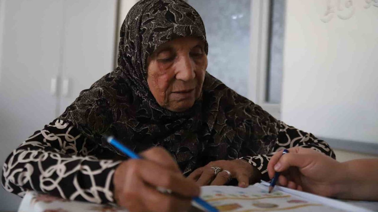 Hayalindeki okuma-yazmayı 78 yaşında öğrenen 11 çocuk annesi