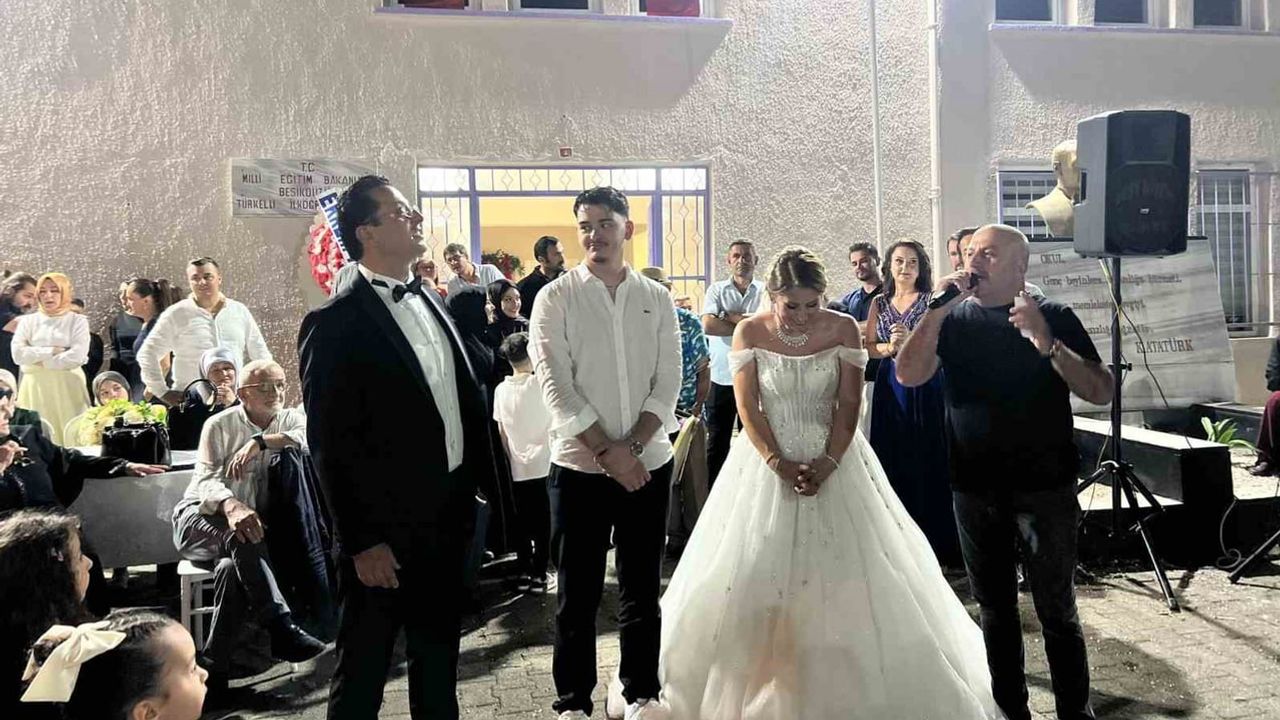 Hayallerindeki düğünü 25 yıl sonra mahalle meydanında gerçekleştirdiler