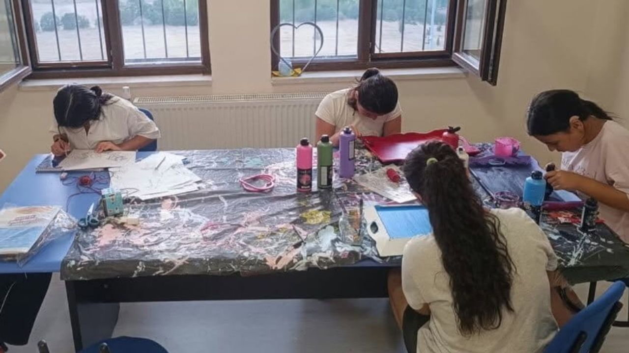 Hayallerini elleriyle biçimlendiriyorlar: Bozüyük'lü çocukların sanat yolculuğu