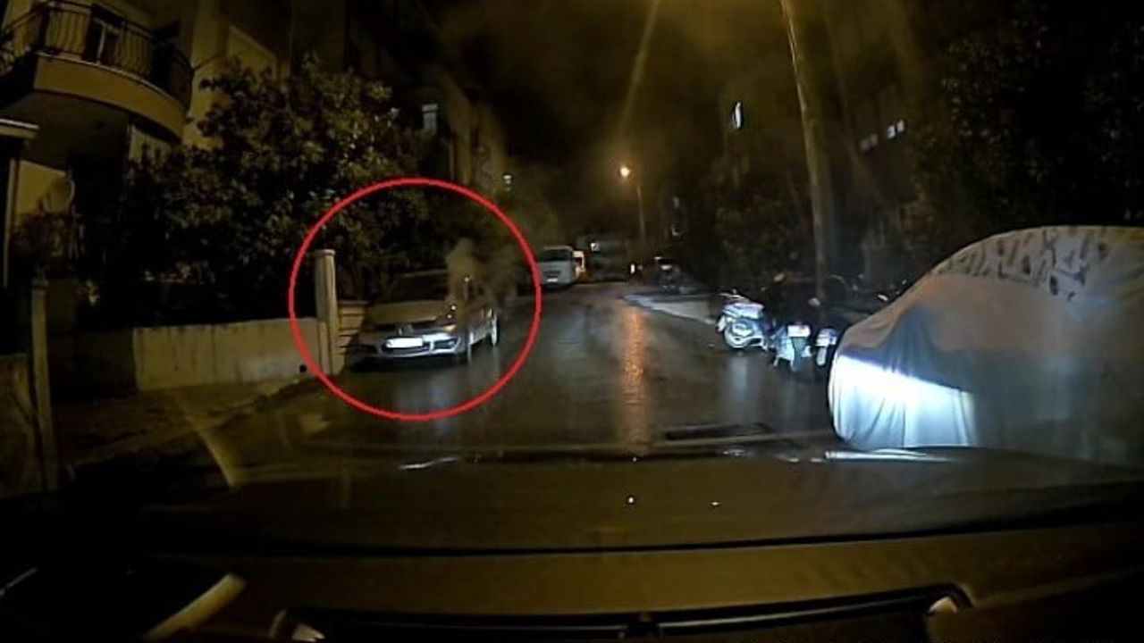 Hayat kurtarmaya alışkın: paramedik park halindeki aracı yangından söndürdü