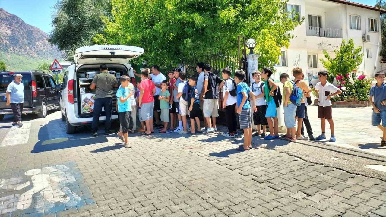 Hayırseverlerden yaz Kur'an kursuna dondurma ve ikram sürprizi