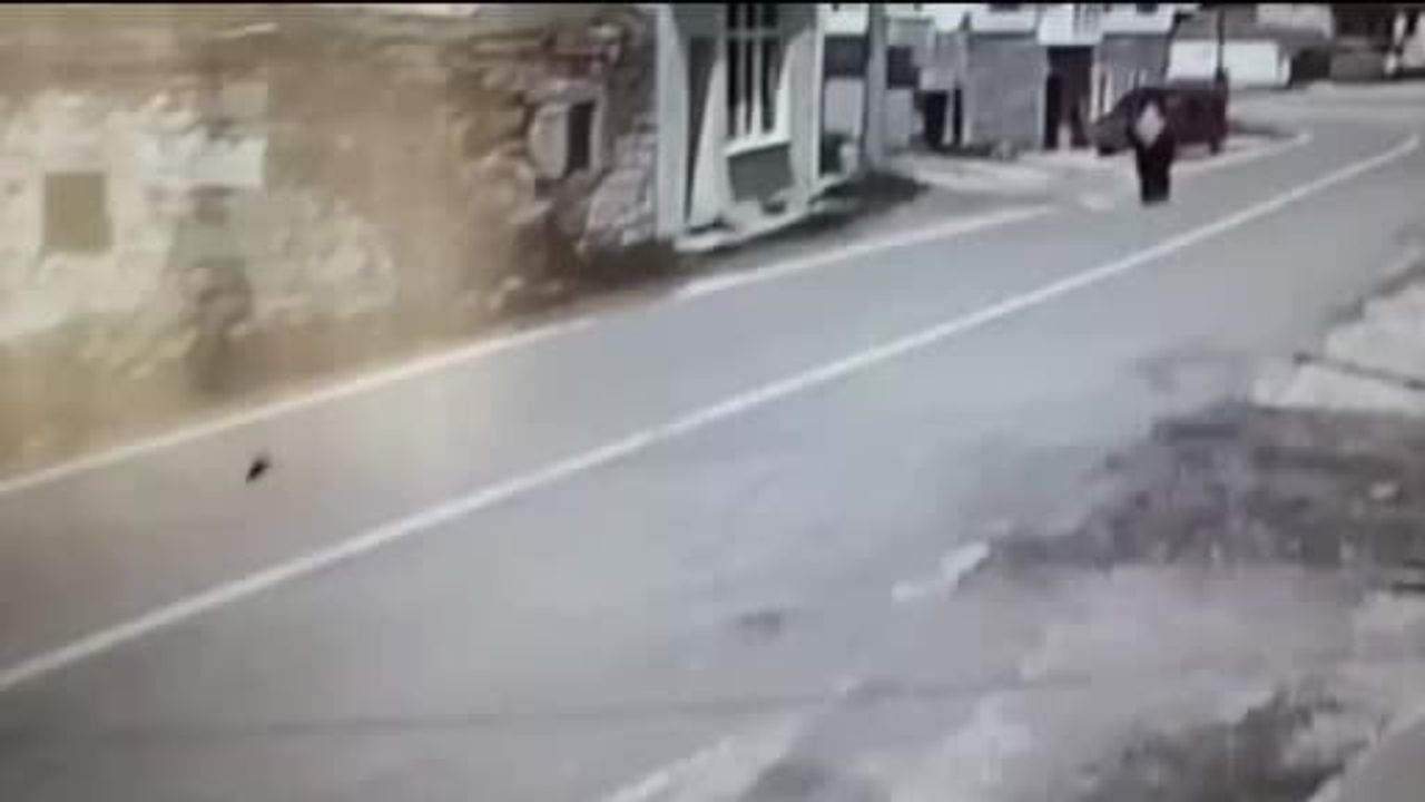 Haymana'da bisikletiyle yola çıkan çocuk otomobilin çarpmasıyla hafif yaralandı