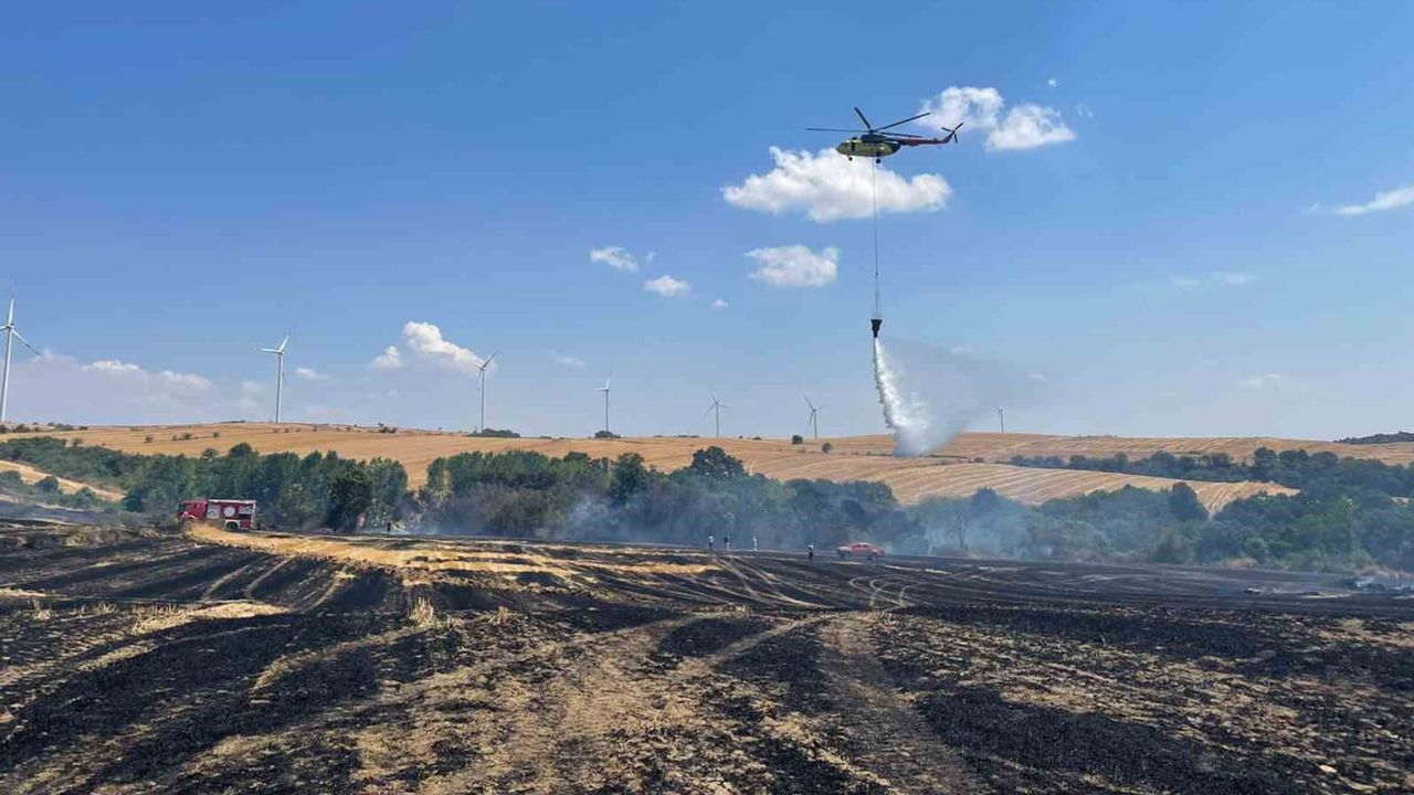 Hayrabolu’da anız yangını rüzgarla ormana sıçradı, helikopter ve traktörler müdahale etti