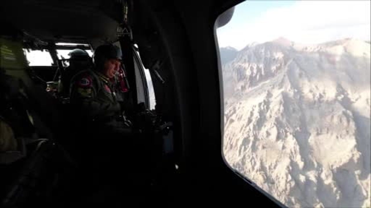 Helikopter operasyonu: Aladağlar'da yaralı ingiliz dağcının kurtarılma görüntüleri