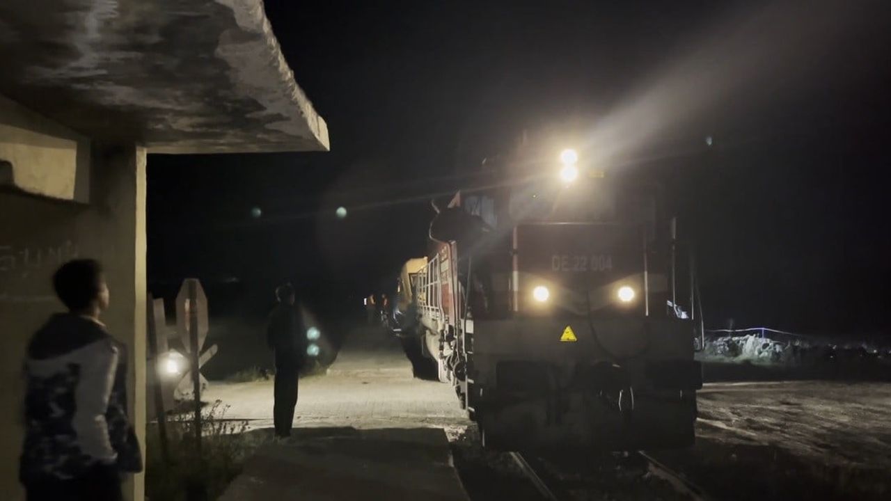 Hemzemin geçitte kalan Kars-Akyaka treni trafik akışını saatlerce durdurdu
