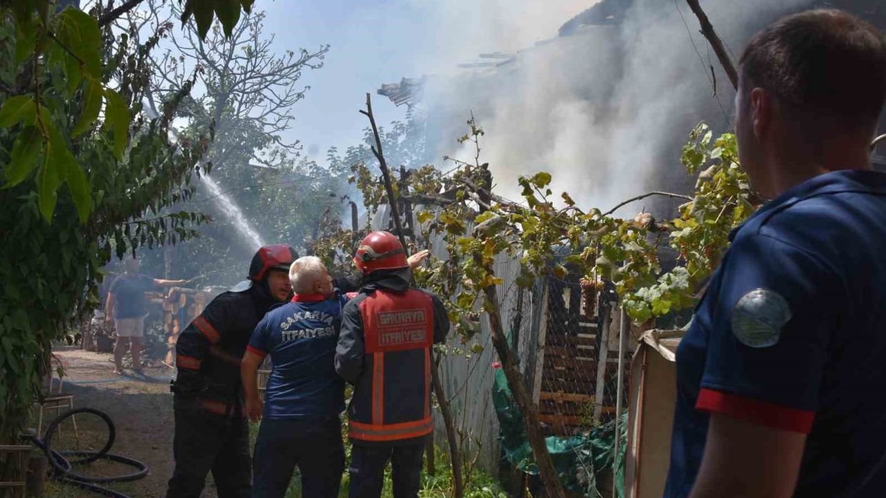 Hendek'te üst katı yanan iki katlı bina kullanılamaz hale geldi