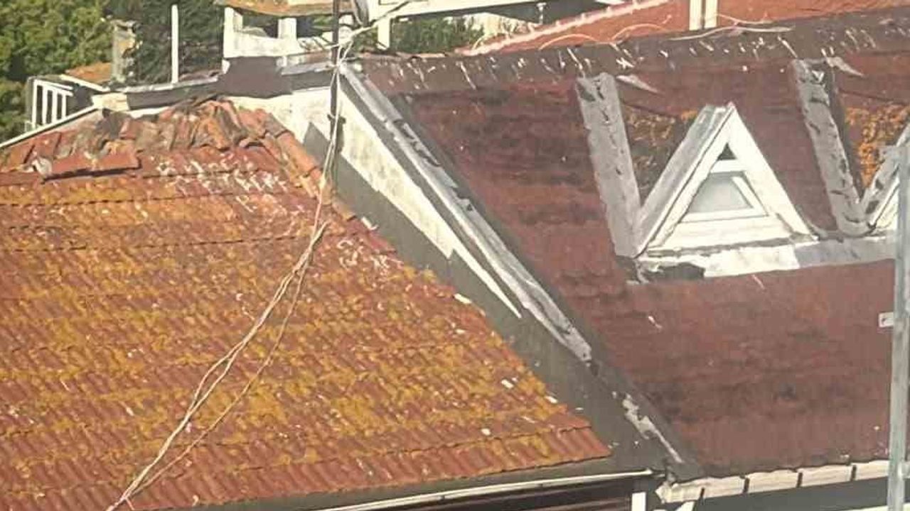 Heybeliada'da Deniz Harp Okulu'nun çatısında tadilat sırasında yangın