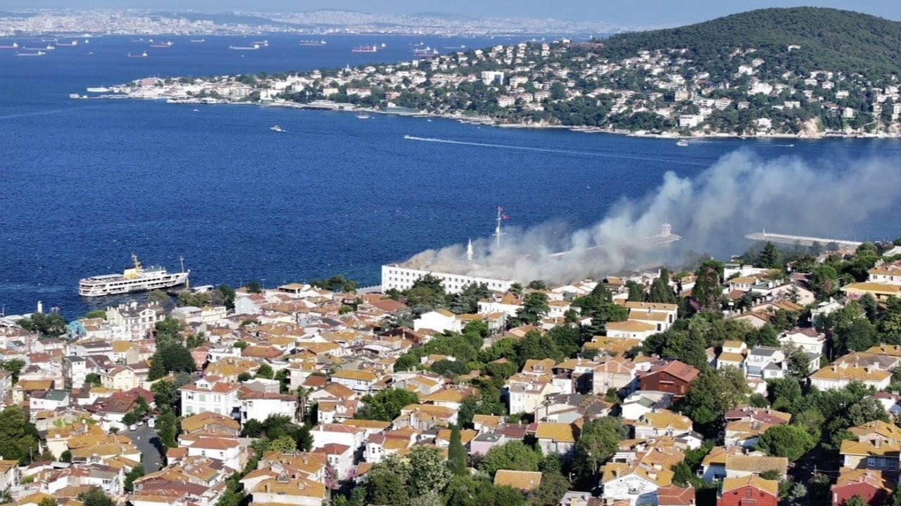 Heybeliada'da restorasyon sırasında alevlenen Deniz Harp Okulu çatısı söndürüldü