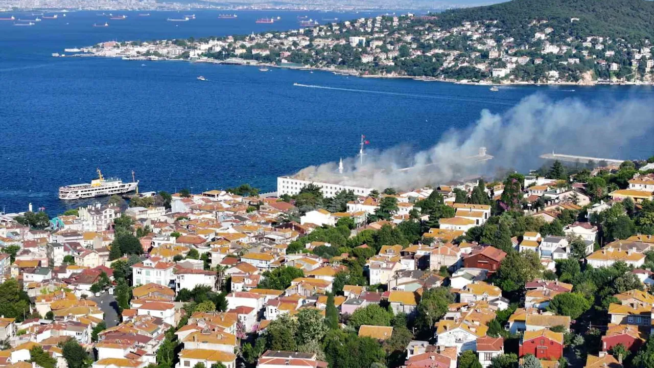 Heybeliada'da restorasyon sırasında çatı yangını: itfaiye müdahalesi sürüyor