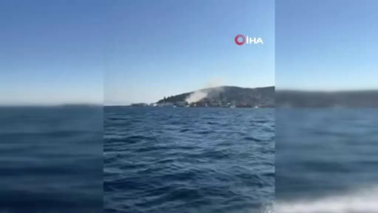 Heybeliada'da tadilat yapılan çatıda yangın