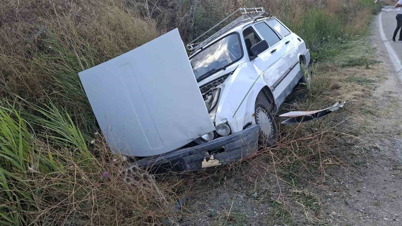 Hisarcık’ta direksiyon hâkimiyeti kaybeden otomobil şarampole yuvarlandı: 4 yaralı
