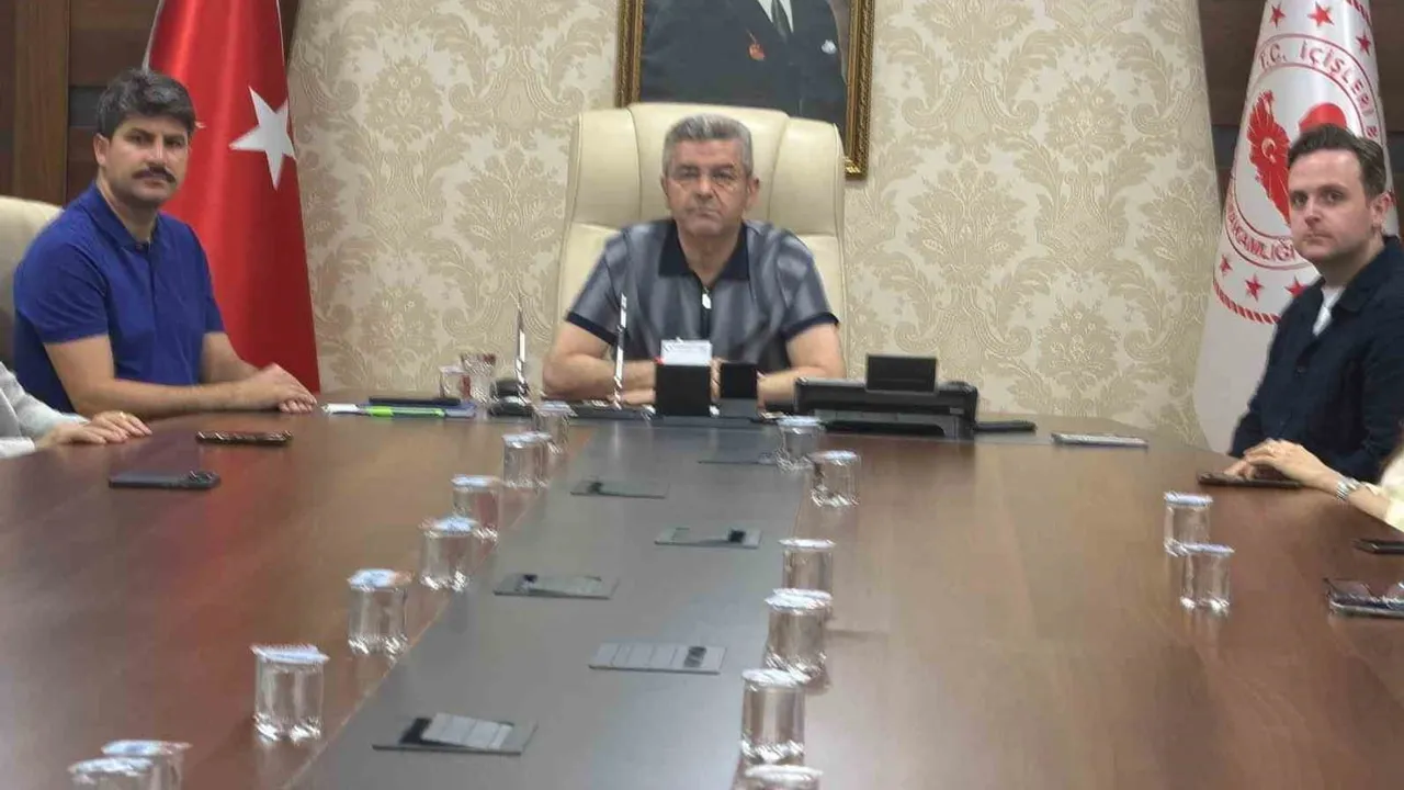 hopa açıklarında görülen şüpheli cisim kontrollü şekilde takip ediliyor