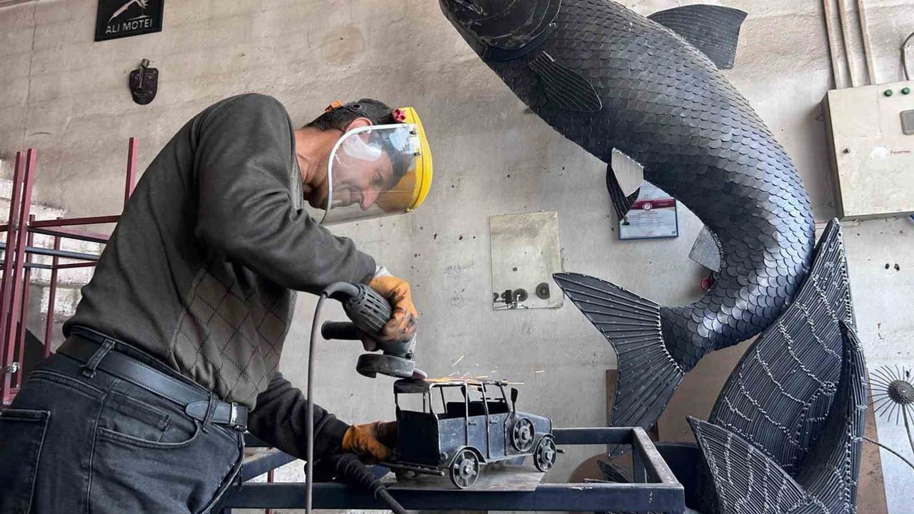 Hurda metalleri sanatla buluşturan sanatçı Van'ın inci kefalini metalden üretti