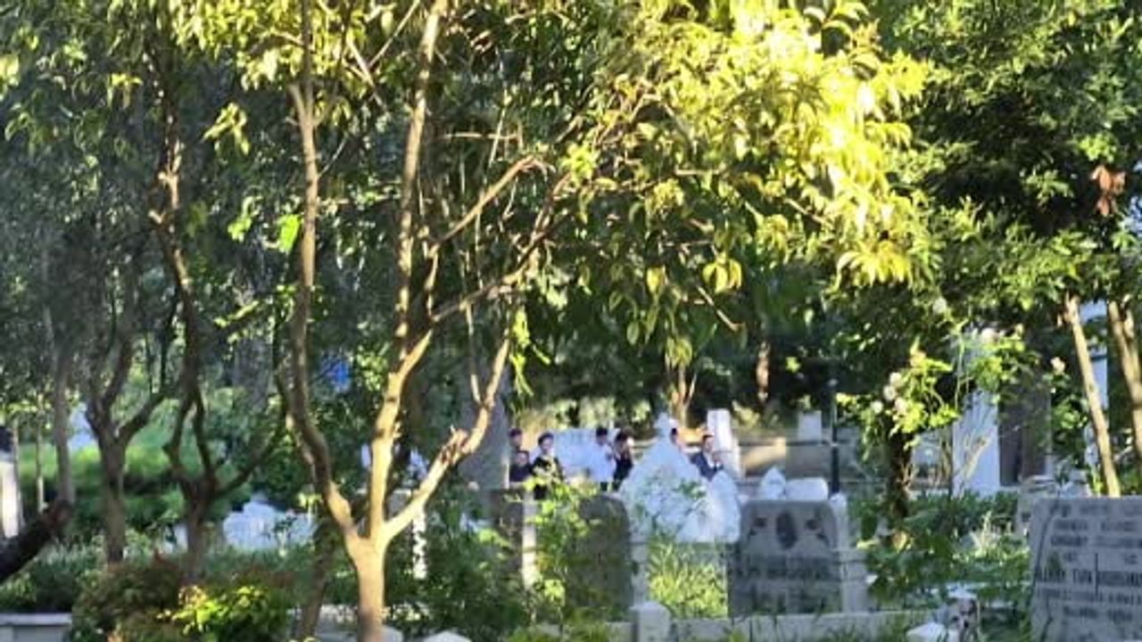 İddialar sonrası Karacaahmet'te Arif Ahmet Denizolgun'un kabri başına yoğun ziyaret