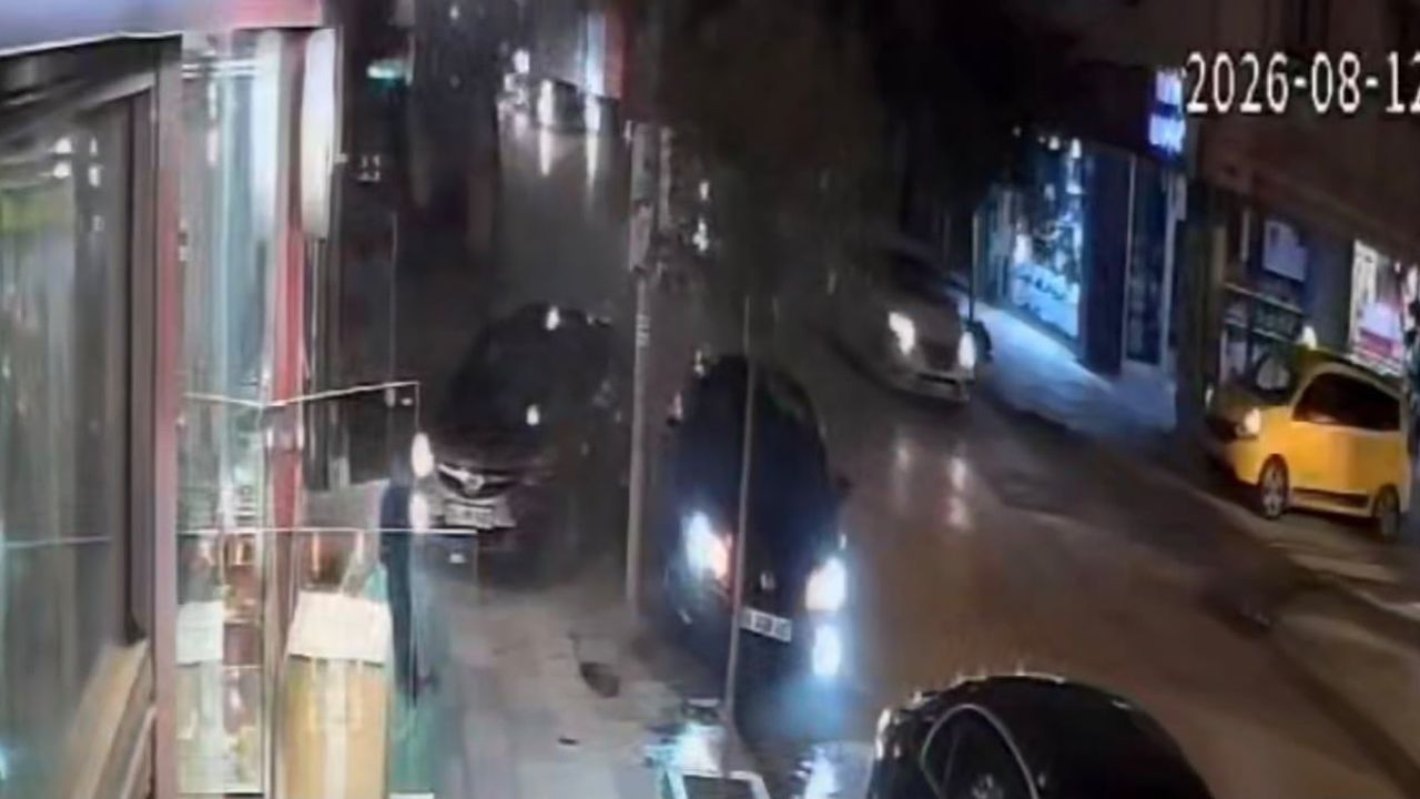 İki otomobilin arkadan çarpıştığı an iş yeri kamerasında