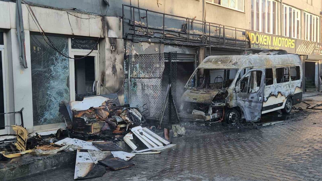 İkitelli sanayi sitesinde minibüs yangını dükkana sıçradı, kundaklama şüphesi üzerinde duruluyor
