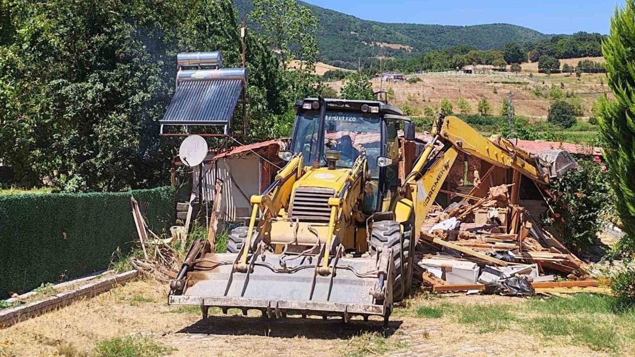 İl özel idaresinden temizlik operasyonu: Çanakkale'de temmuzda 16 kaçak yapı yıkıldı