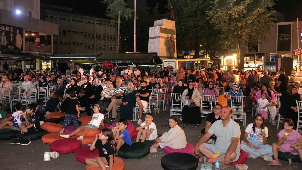 İlçe meydanlarında beyaz perde: Samsun'da açık hava sinema geceleri başladı