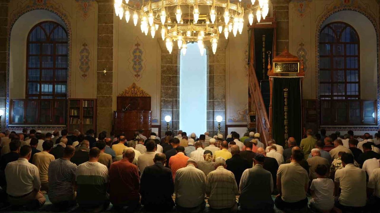İlkadım Büyük Cami'de mevlid kandili dualarla ve ikramlarla