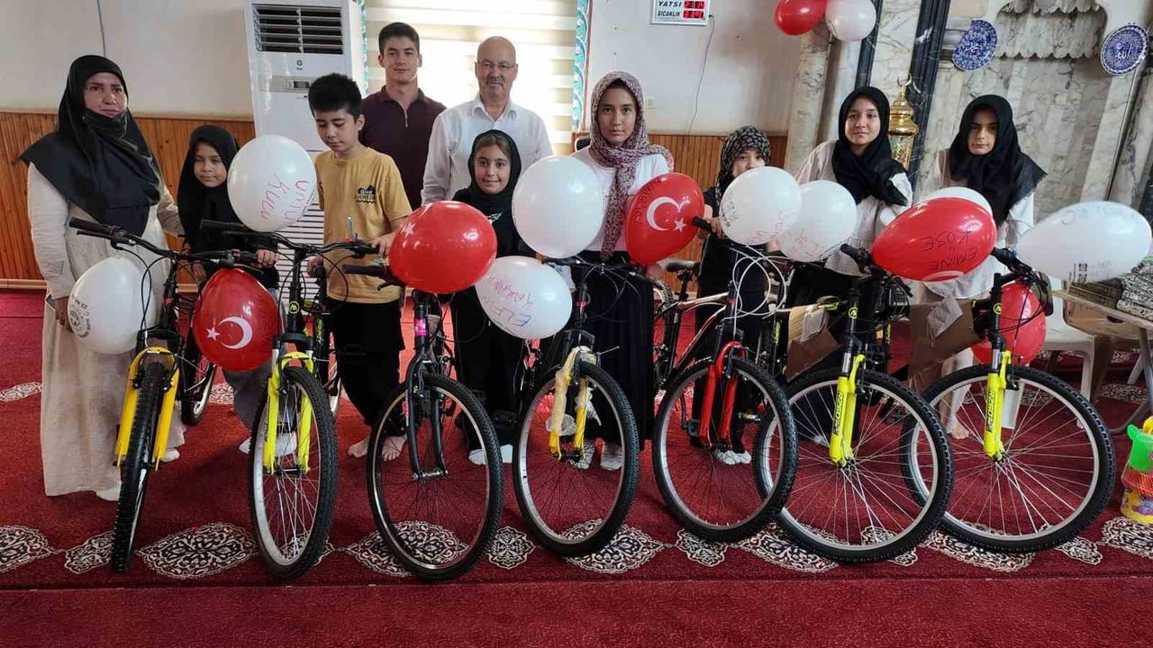 İmamın 26 yıllık ödül geleneği çocukları Kur’an’a çalışma alışkanlığına taşıyor