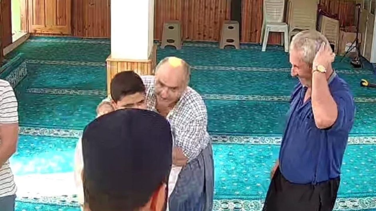 İmamın cübbesiyle ilk namaz: kısa şortla gelen çocuğa sıcak karşılama