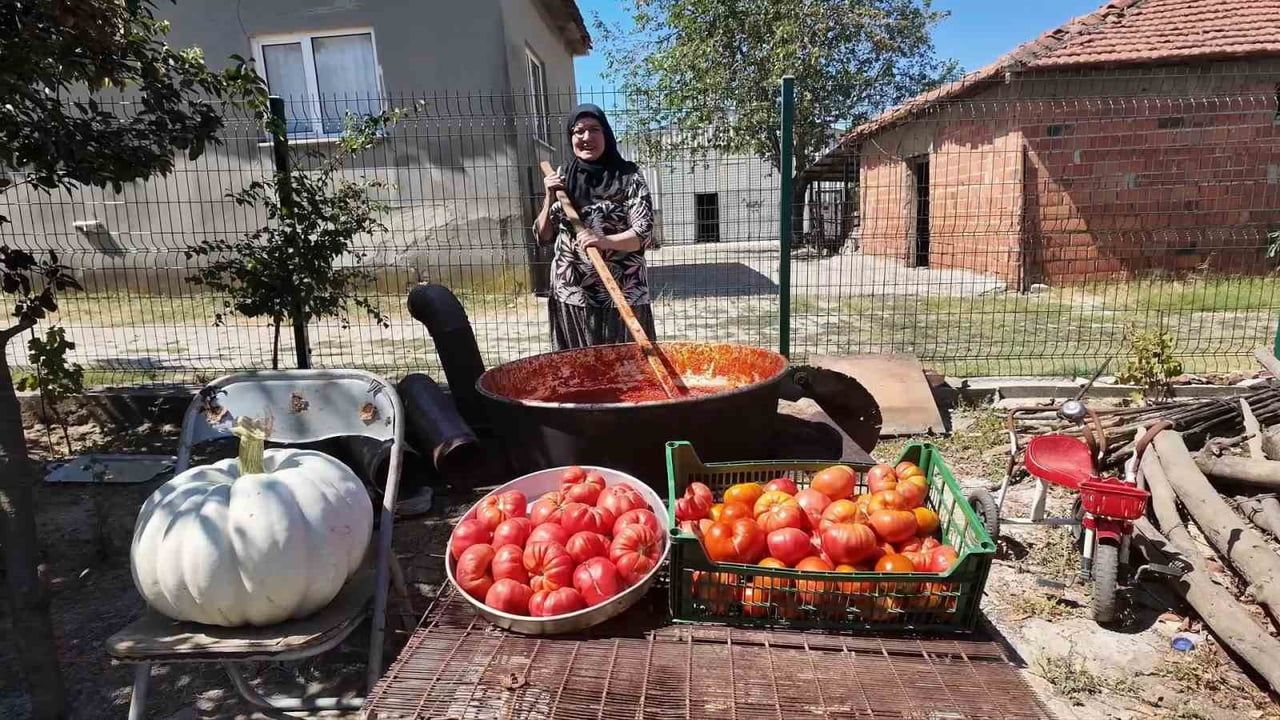 İmece kazanıyor: Alaybey'de salça ve komşuluk birlikteliği