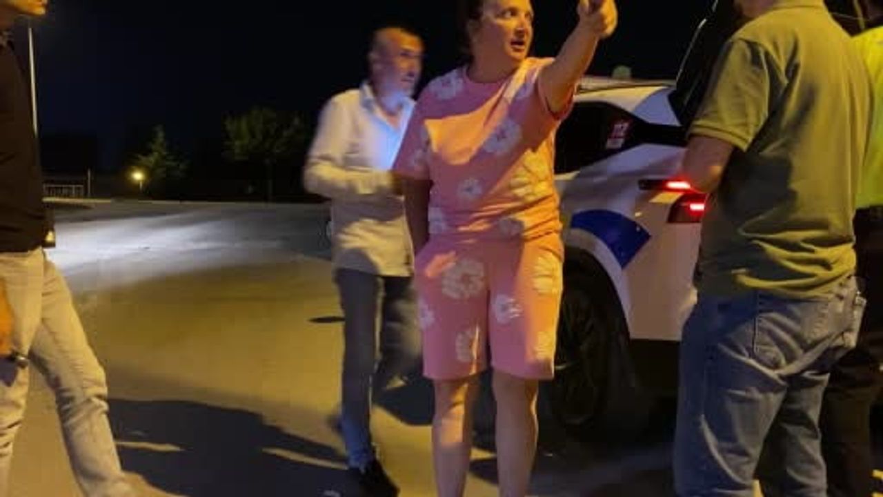 inandırıcı sesiyle dikkat çeken sürücü, ceza sonrası gazeteciye mermer fırlattı
