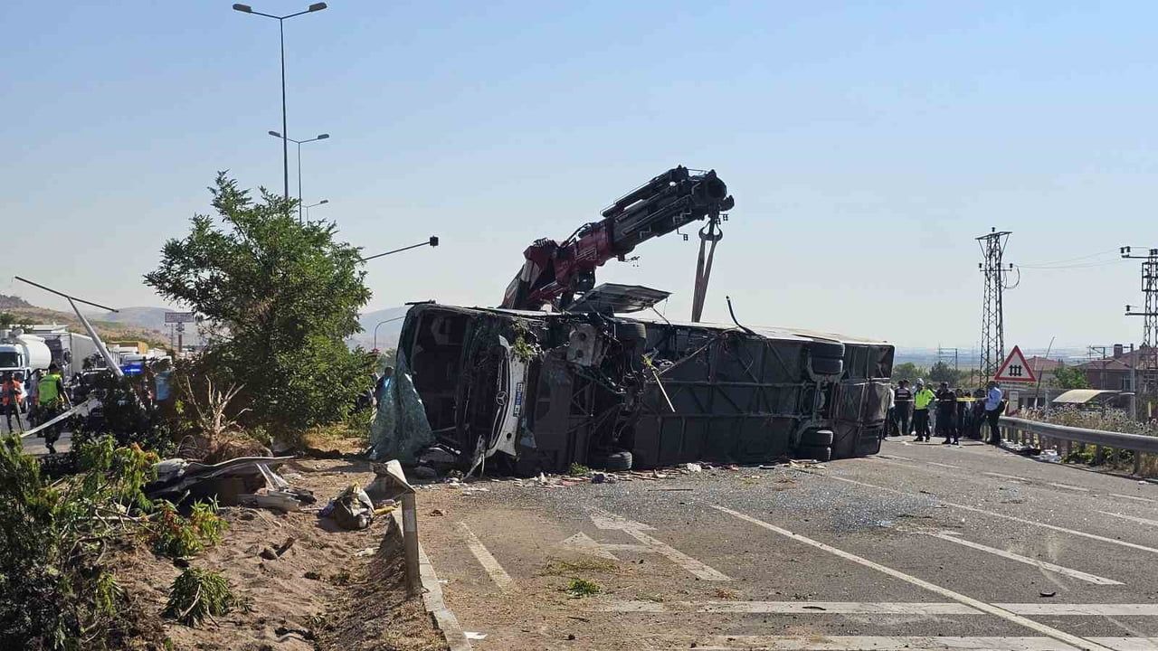 İncesu'da yolcu otobüsü devrildi, sağlık ve kurtarma ekipleri müdahalede