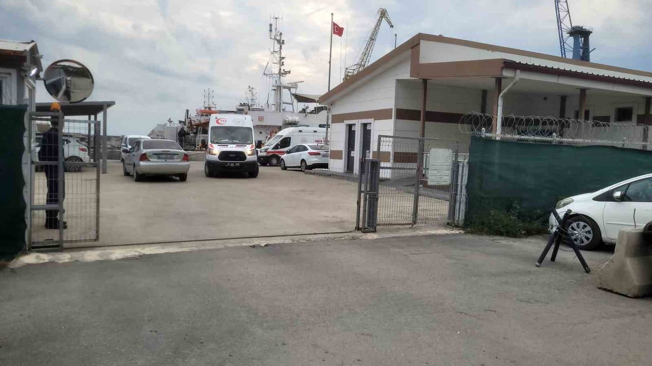 İnebolu açıklarında su alan yük gemisinde 13 mürettebat tahliye edildi