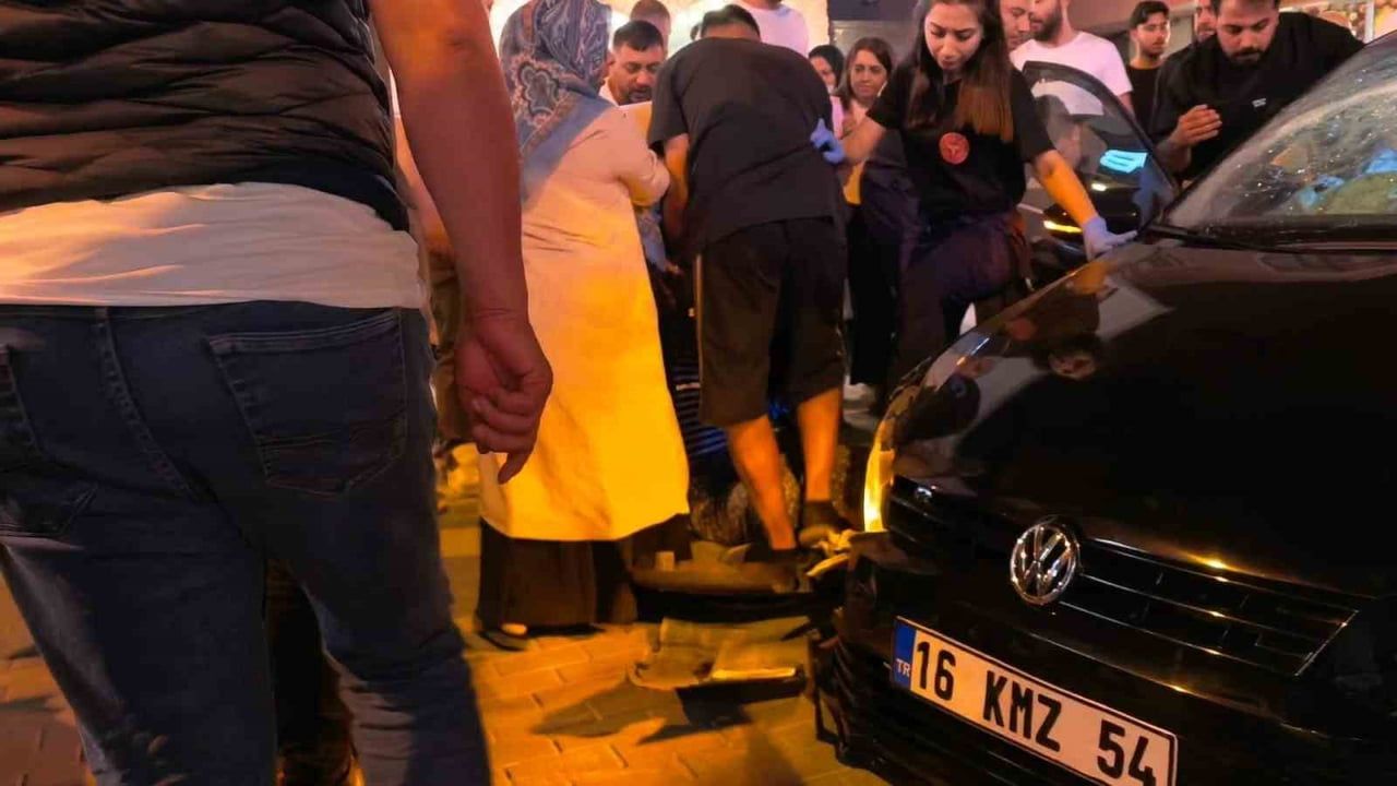 İnegöl-Alanyurt yolunda kontrolden çıkan otomobil park halindeki araçları 50 metre sürükledi, 2 yaralı