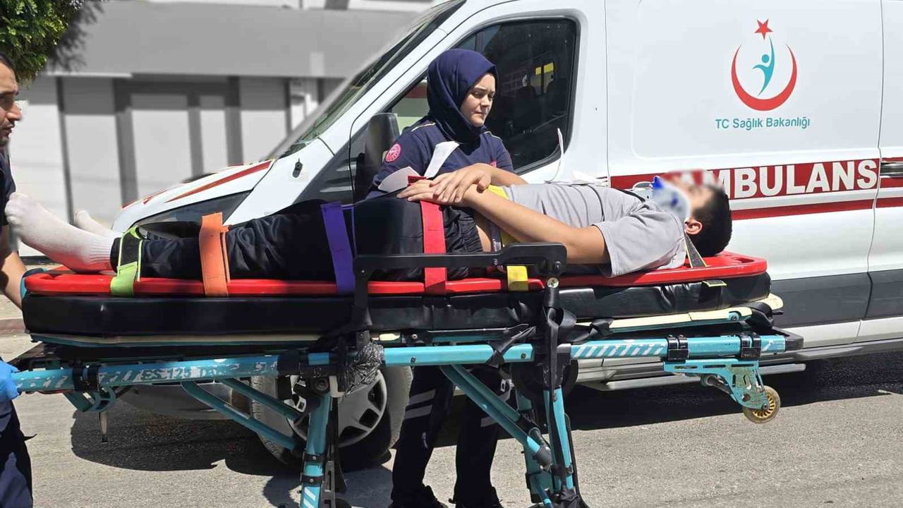 İnegöl caddesinde aniden yaşanan çarpışma iki genç yaralandı