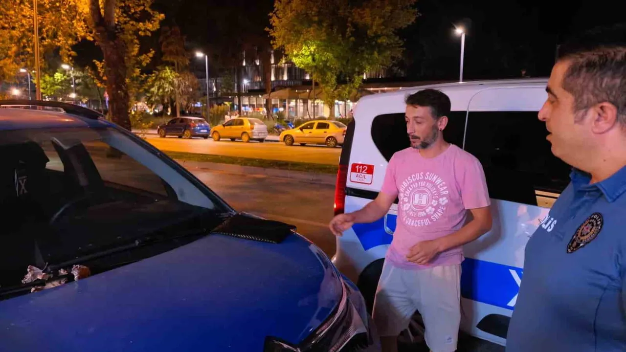 İnegöl'de araç kaputunda bulunan 30 bin lira polise teslim edildi