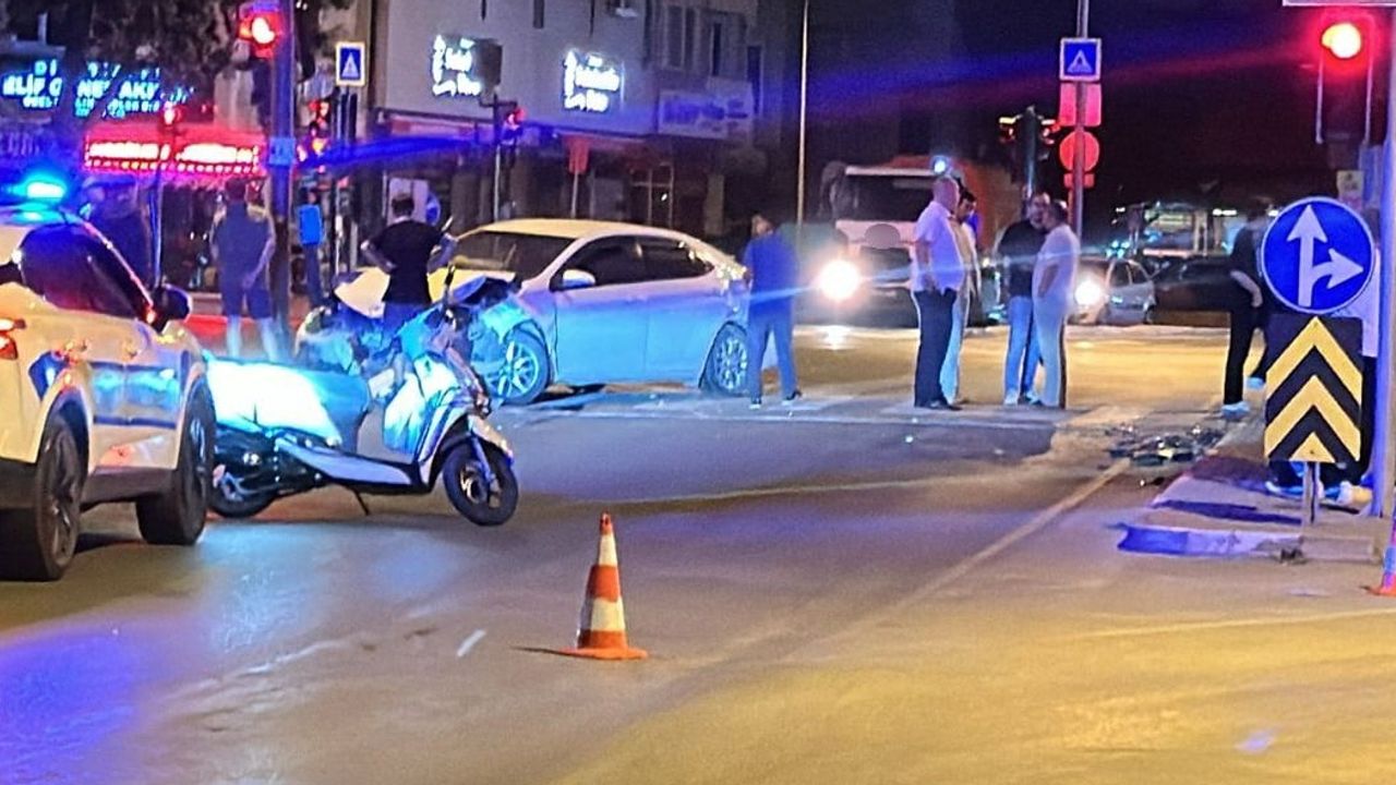 İnegöl'de ışıklı kavşakta iki otomobil çarpıştı: dokuz kişi yaralandı