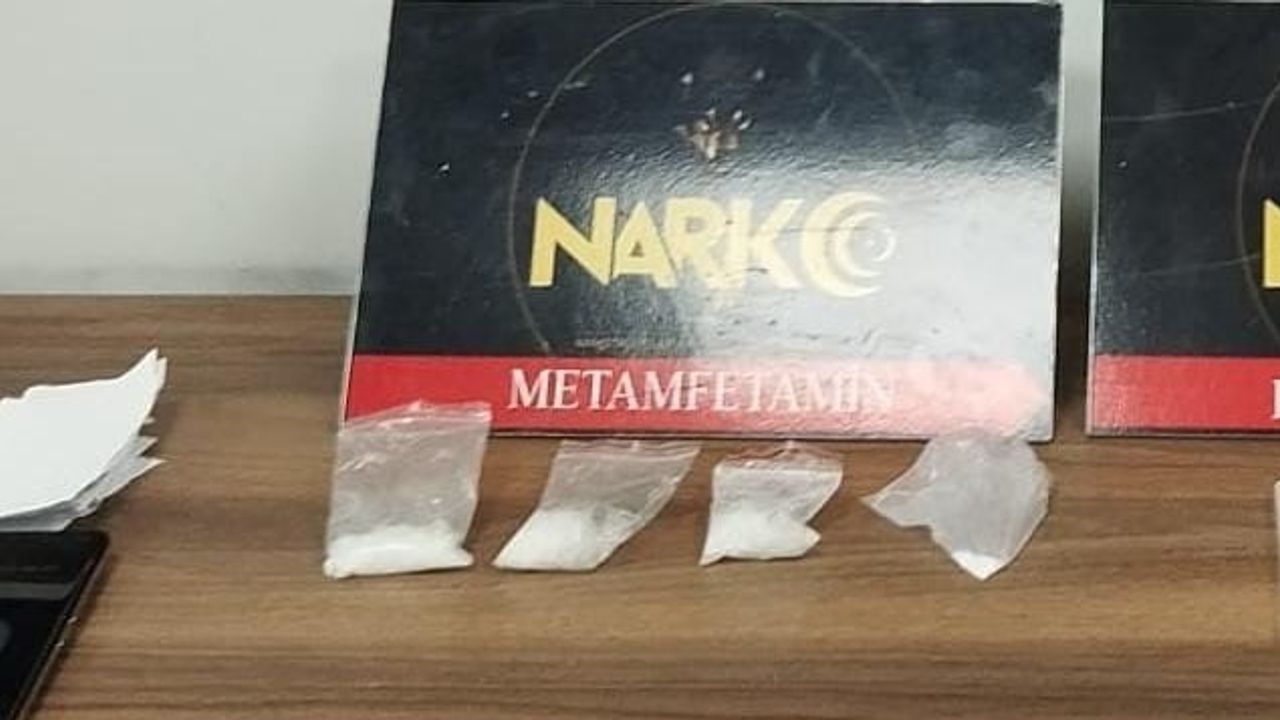 İnegöl'de kaçış girişimi sırasında yakalandı: araç ve üzerinde çok miktarda metamfetamin ele geçirildi