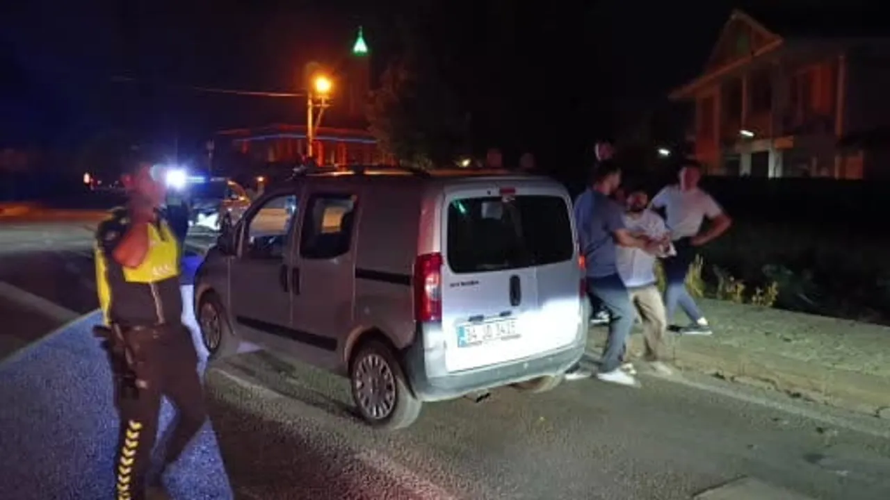 İnegöl'de kaldırıma çarpan hafif ticari araçta yolcu yaralandı, basına saldırı girişimi engellendi