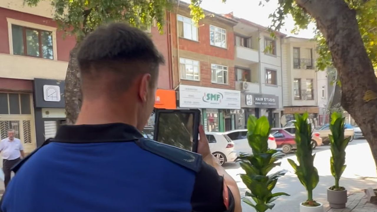 İnegöl'de 'önce yaya' uygulaması: zabıta kaldırımlar ve çevre için sahada