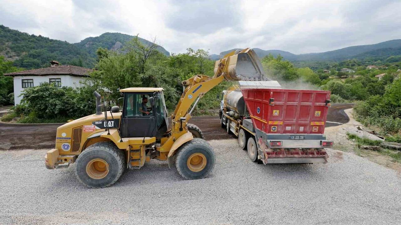 İnegöl kırsalında ulaşım konforu için 18 kilometrelik yol seferberliği