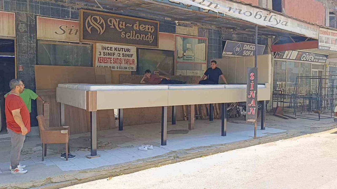 İnegöl ustalarından 9 günde dev yatak ve köşe koltuk üretimi
