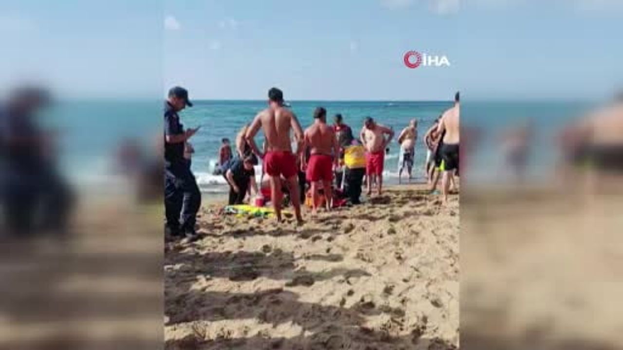 İnkumu sahilinde cankurtaran ve sağlık ekipleri genci sudan çıkarıp hayata döndürdü