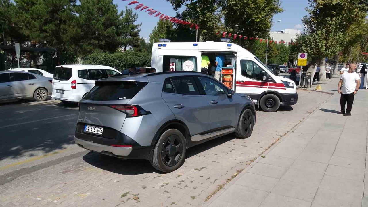 İnönü Caddesi'nde çarpışma: motosiklet sürücüsü yaralandı
